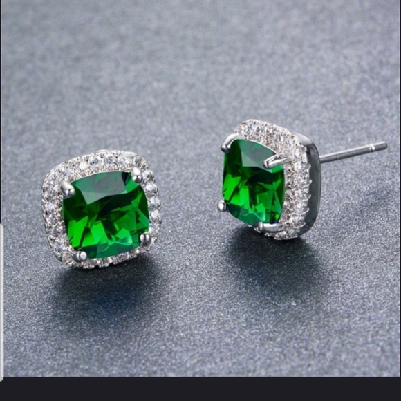 🍀🍀Elegant Emerald Green Cushion Cut CZ Studs - Picture 2 of 8